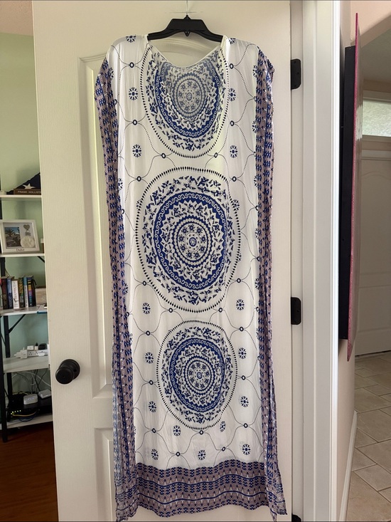 Cupshe Other - Cupshe Blue and White Mandala Wall Tapestry